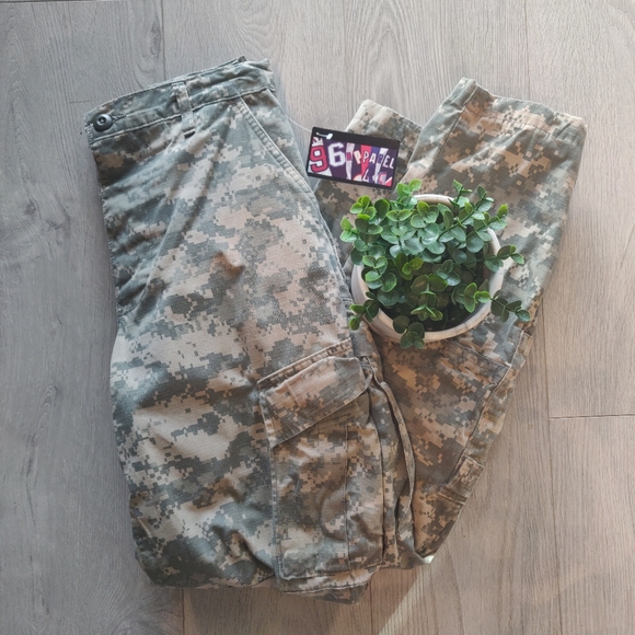8 BIT CAMO VINTAGE CARGO PANTS